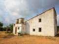 Finca rústica con antigua masía de piedra con pozo propio